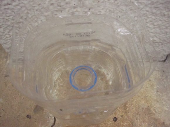 完成した雨水・蚊取りペットボトルを上から撮影した図