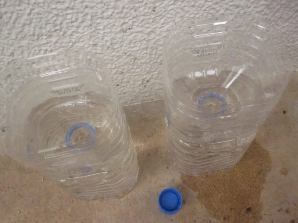 蚊取りペットボトル（※雨水のみ）が2個完成した図