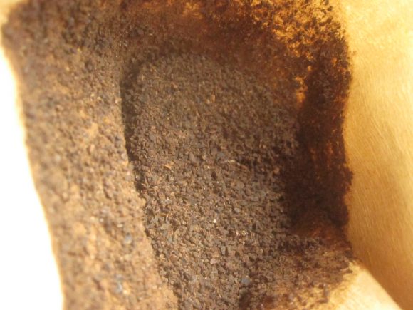 乾燥させてカラカラ・サラサラ状態になったコーヒー粉