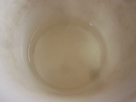 カップに温かい湯（25～45℃）を用意する