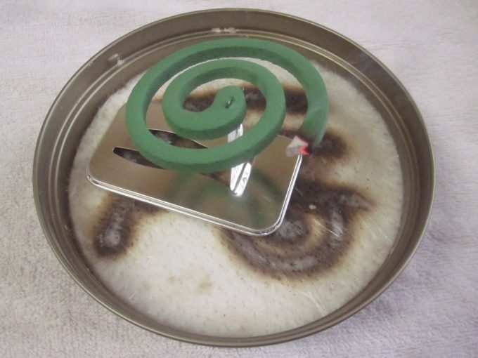 一般的に使用されてる蚊取り線香の置き皿で線香立てに差し込み点火した図
