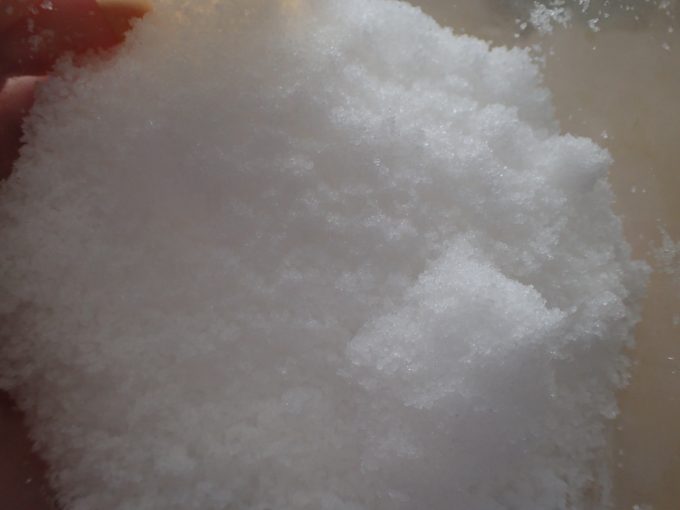雪のように真っ白な調味料の塩（塩化ナトリウム）を用意