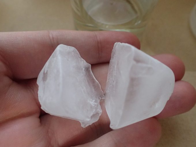 製氷皿で作った氷を手に何かを企む人間の手