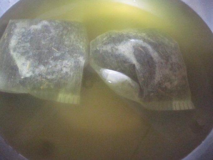 茶葉の成分が染み出て緑色になっていくお湯